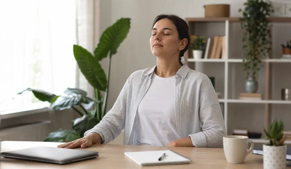 Breathing pause at a desk